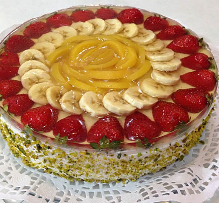 کیک ژله ای تزیین شده با توت فرنگی و موز